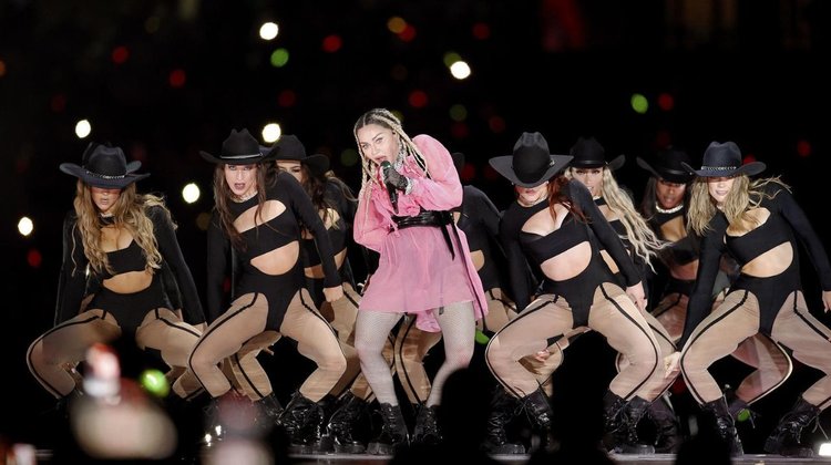 Madonna molesta al ver a fan sentada; iba en silla de ruedas