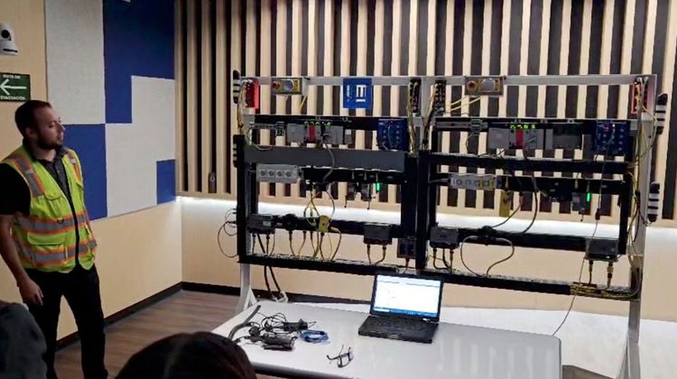 Dona empresa automotriz tablero de prácticas a la UTC