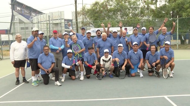 Demuestran con raqueta en mano que la edad no los limita