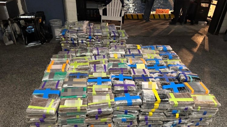 Arrestan a tres personas y decomisan 1.7 toneladas de cocaína