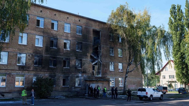 Dron ruso impacta escuela de Ucrania ante nueva ola de ataques