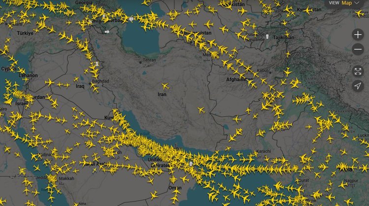 Irán cierra su espacio aéreo durante dos horas según rastreadores