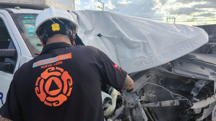 Volcadura de camión de personal deja 8 lesionados