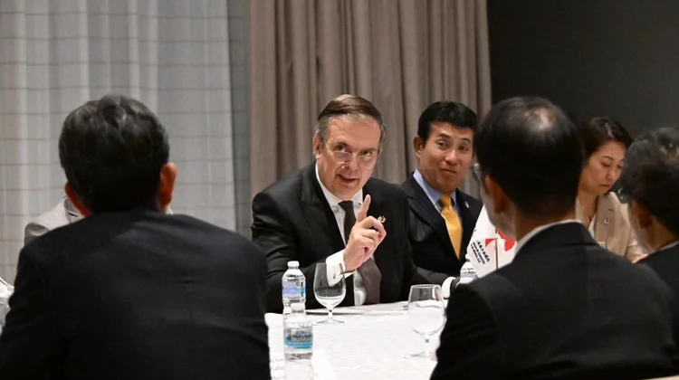 Ebrard llama a empresas japonesas a invertir en México