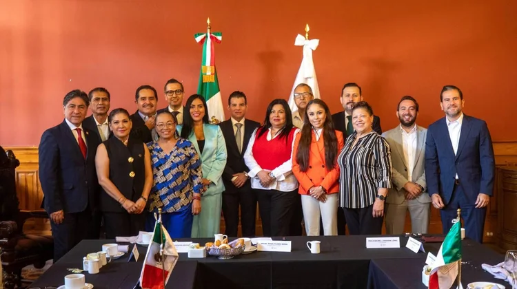 Se reúne Mike Flores con diputados federales 