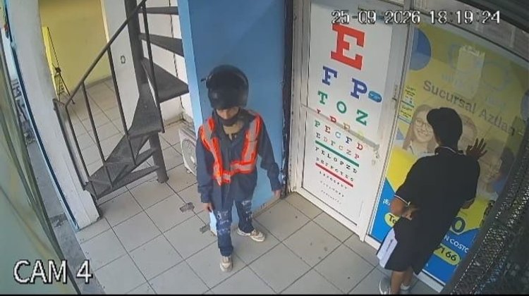 Asaltan óptica y amenazan a empleada con cuchillo en Monterrey