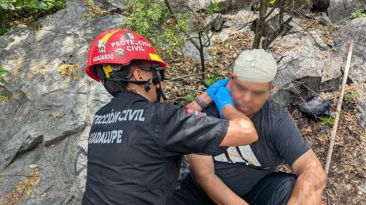 Rescatan a senderista lesionado tras caída en Cerro de la Silla