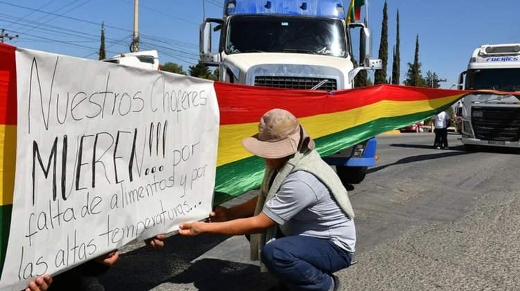 Piden ayuda camioneros tras 44 días varados en Bolivia