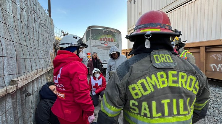 Quiere ganarle el paso al tren y provoca accidente