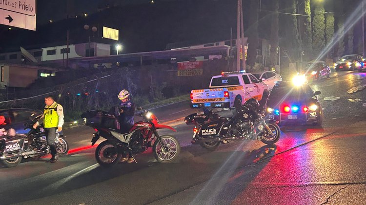 Volcadura provoca afectaciones viales en avenida Loma Grande