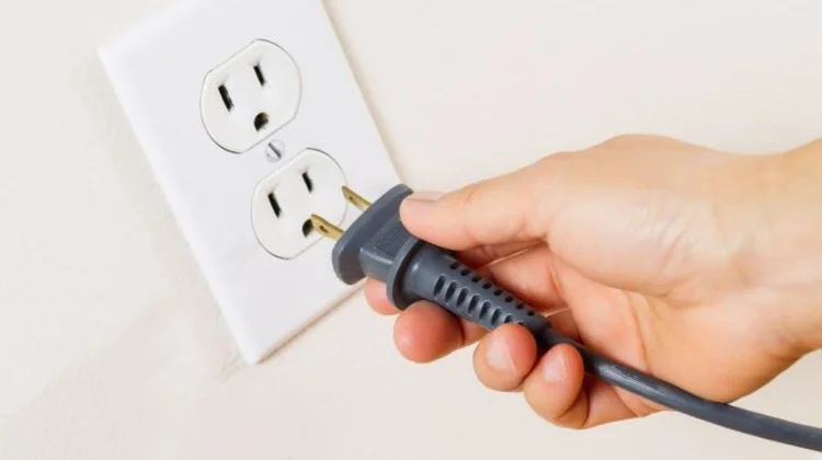 Piden cargar autos y scooters eléctricos durante la madrugada