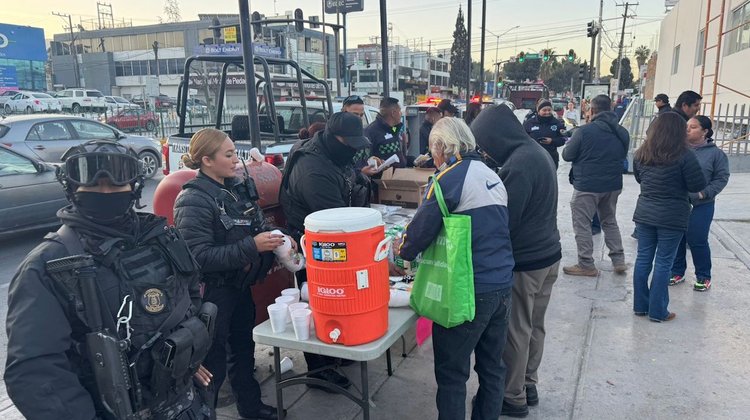 Entregan policías pan y café a familiares de pacientes del IMSS