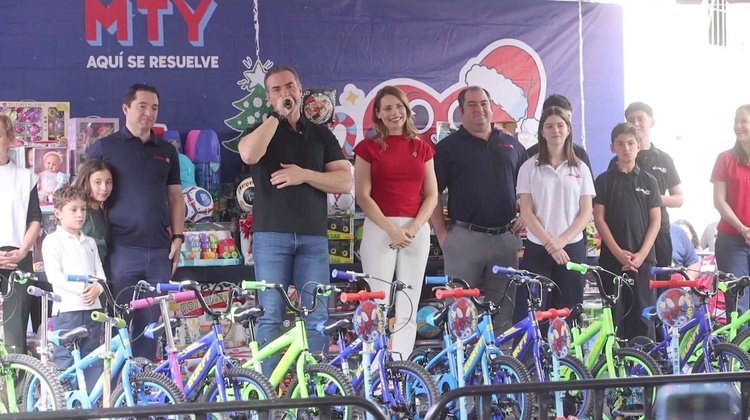 Llevan Navidad a niñas y niños del Cerro del Topo Chico