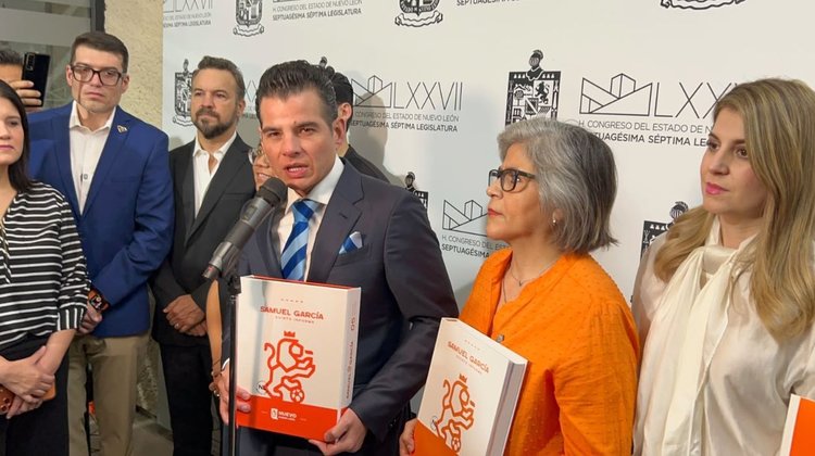 Entrega Miguel Flores de manera formal Quinto Informe de Gobierno