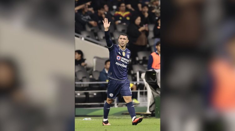 Se reúne agencia que representa a Erik Lira con el Valencia