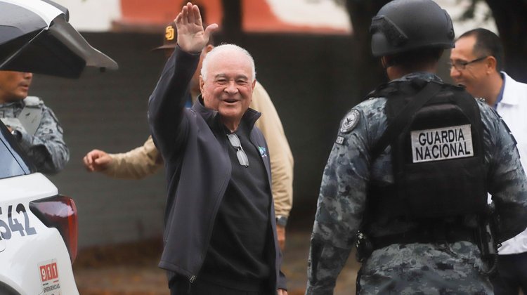 Arriba Ernesto Ruffo a Ensenada para iniciar arresto domiciliario