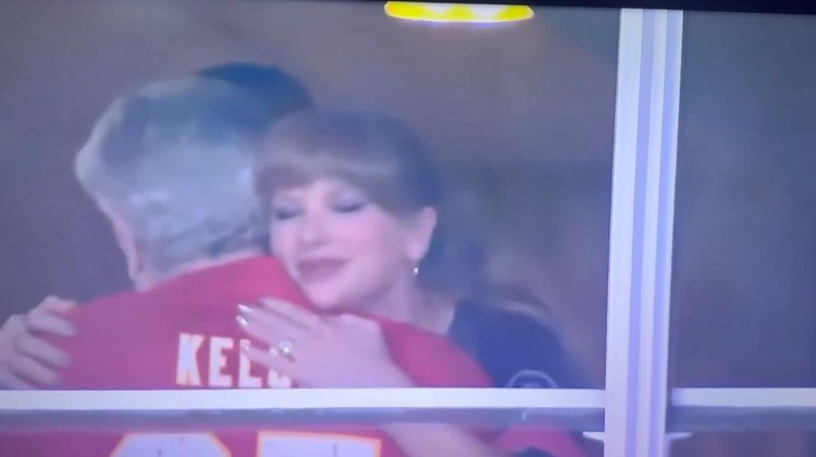 Taylor Swift reaparece en la NFL y saluda a su futuro suegro