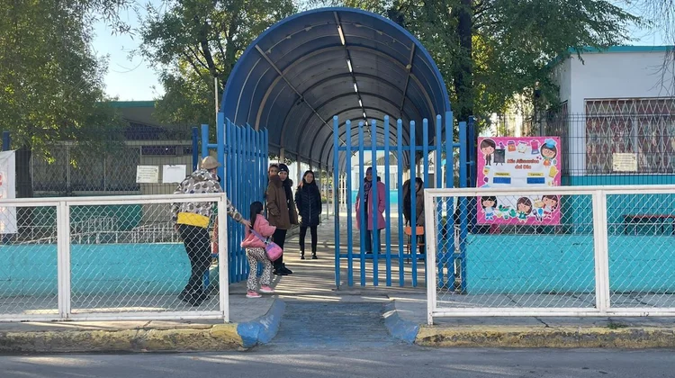 Analizan autoridades posible suspensión de clases en NL por frío