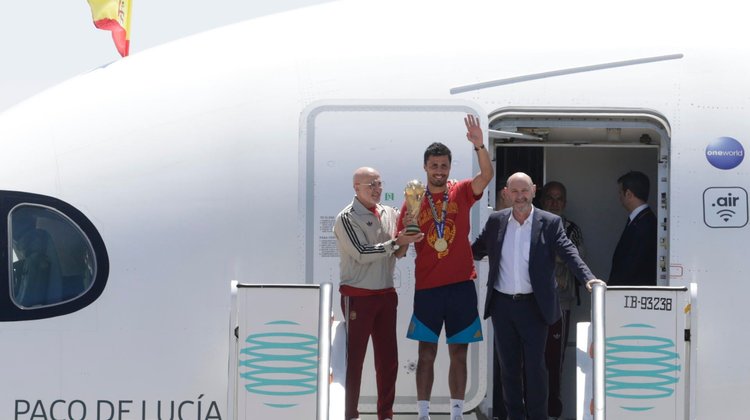 Aterriza selección española en Madrid con el trofeo de campeón