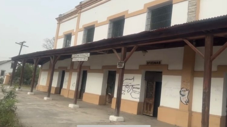 Dejan en el abandono estación del ferrocarril en Ciudad Victoria