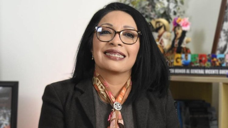 medium_esthela_damian_228736accf