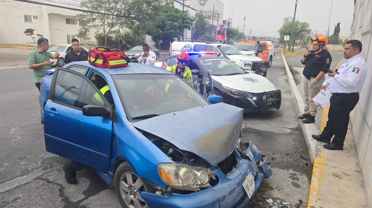 Conductor se estrella contra muro de un puente en Santa Catarina