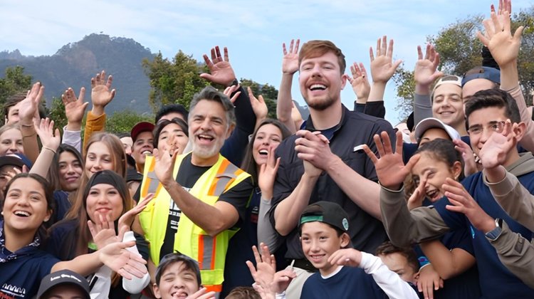 Eugenio Derbez y MrBeast colaboran para apoyar educación mexicana