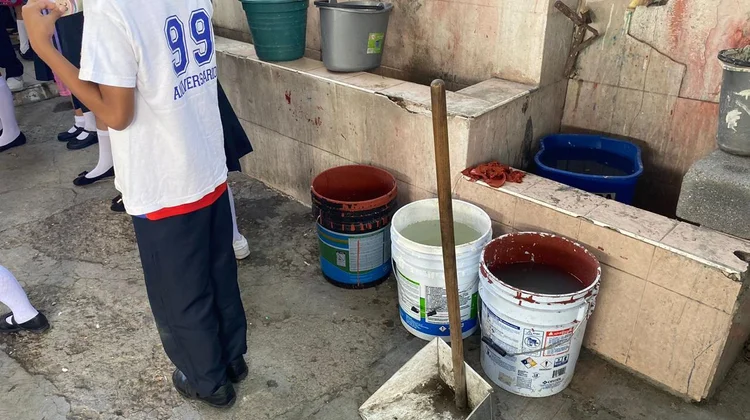 Enfrentan escuelas y empresas crisis por la falta de agua