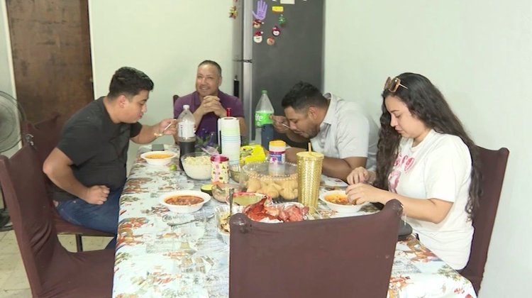 Se reúnen en familia para la famosa tradición del recalentado