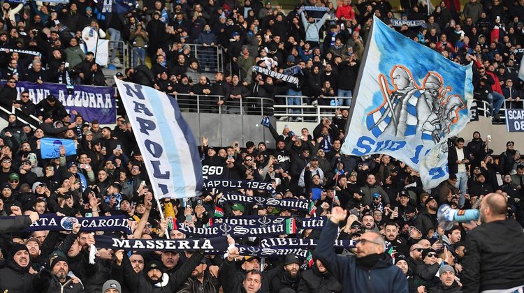 Detienen a 230 fans del Nápoles antes del partido contra PSV