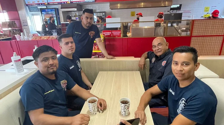 Convierten mentira piadosa en homenaje para bomberos