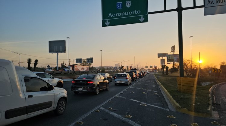 Largas filas por reactivación de cobro en caseta al Aeropuerto