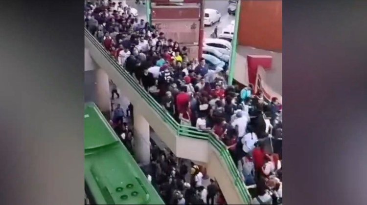 Revisarán causa de largas filas de Transmetro en Universidad