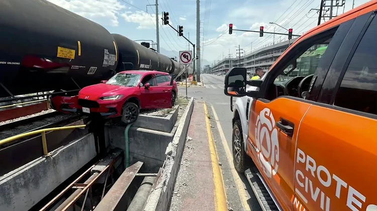 Choque con el tren deja tres lesionados en avenida Fleteros