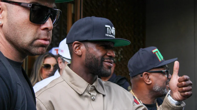 Floyd Mayweather Jr. anuncia su regreso al boxeo profesional 