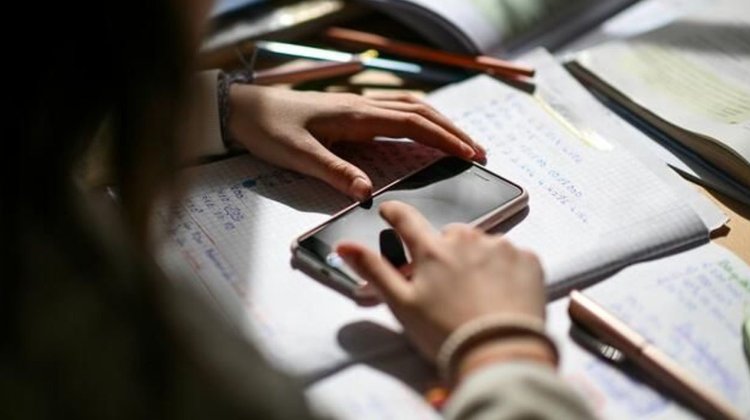 Francia alista prohibición del uso de celulares en escuelas
