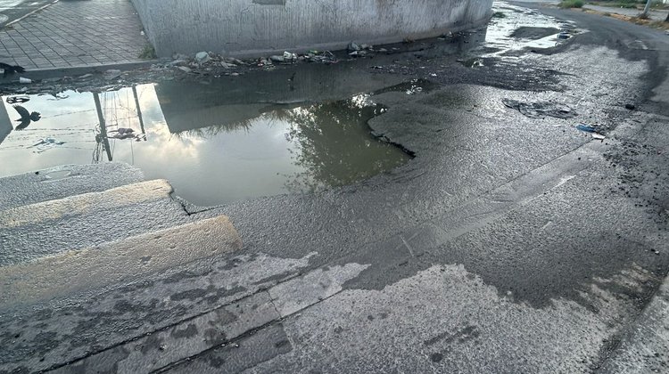 Baches y aguas negras afectan a automovilistas en la Industrial