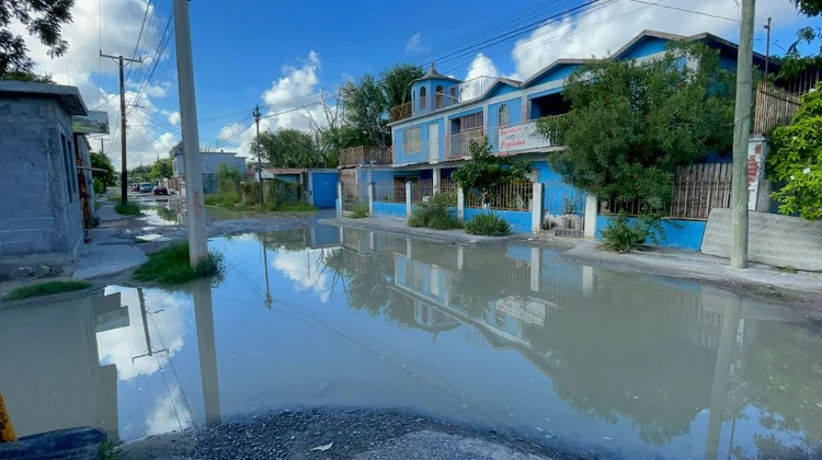 Exigen solución tras 30 años de fugas de agua y drenaje