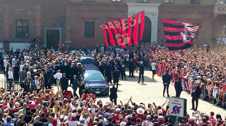 'Ciao capitano': una multitud despide en Milán a Franco Baresi
