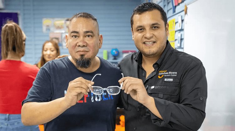 Entrega Miguel Sánchez más de 500 lentes gratuitos en Zuazua