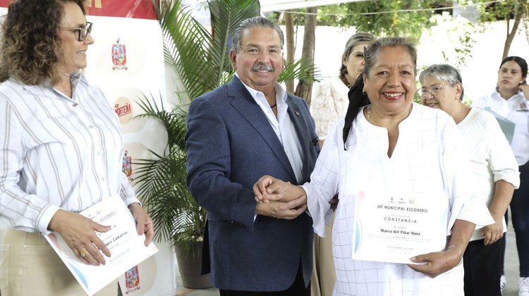 Adultos mayores se gradúan de Educación Digital en Escobedo