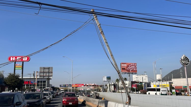 Grúa choca contra poste y deja cables colgando en Garza Sada