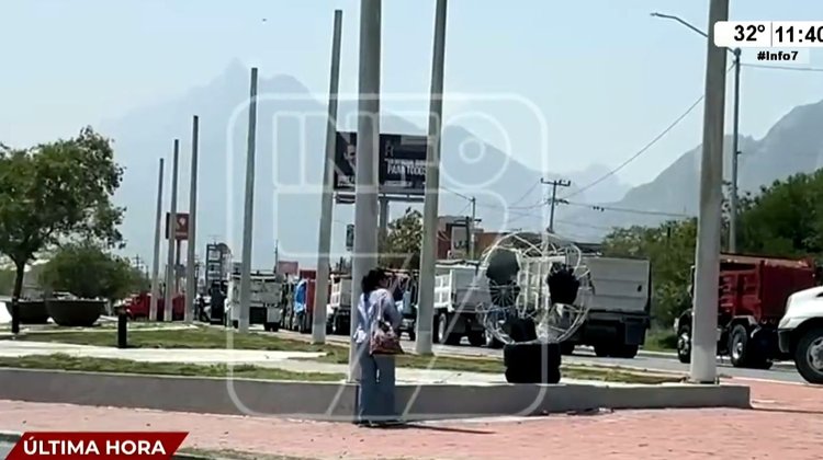 Bloquean transportistas carretera a Saltillo en Santa Catarina