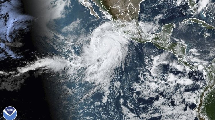 Hillary baja a categoría 3; alerta en Pacífico mexicano