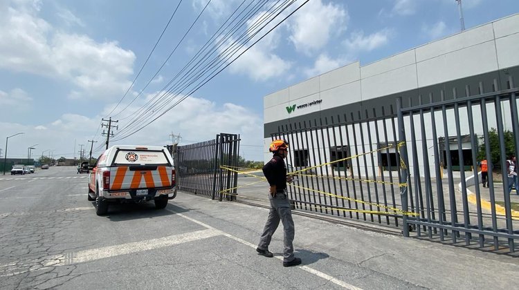 Trabajador resulta lesionado tras caerle portón en empresa