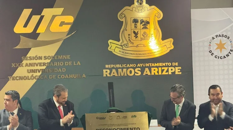 Rinde Ramos Arizpe homenaje a Universidad Tecnológica de Coahuila