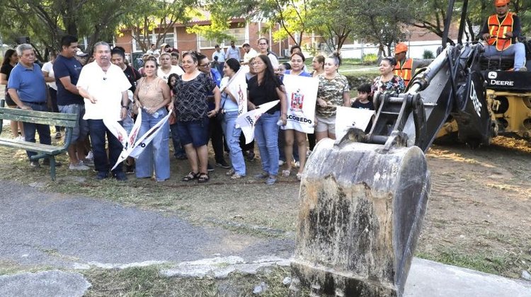 Refuerza Escobedo mantenimiento de plazas públicas