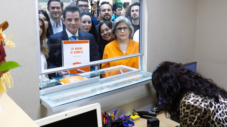 Entrega Miguel Flores formalmente Quinto Informe de Gobierno 