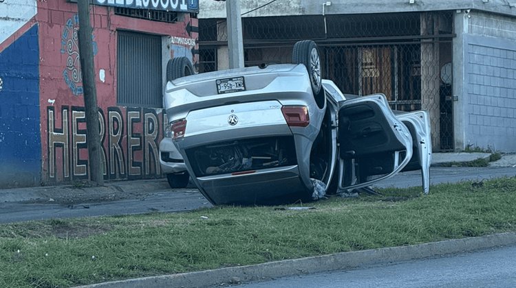 Conductora pierde el control y vuelca en avenida Alfonso Reyes 