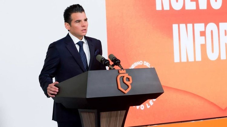 Gobierno de NL reconoce labor de paramédico del CRUM